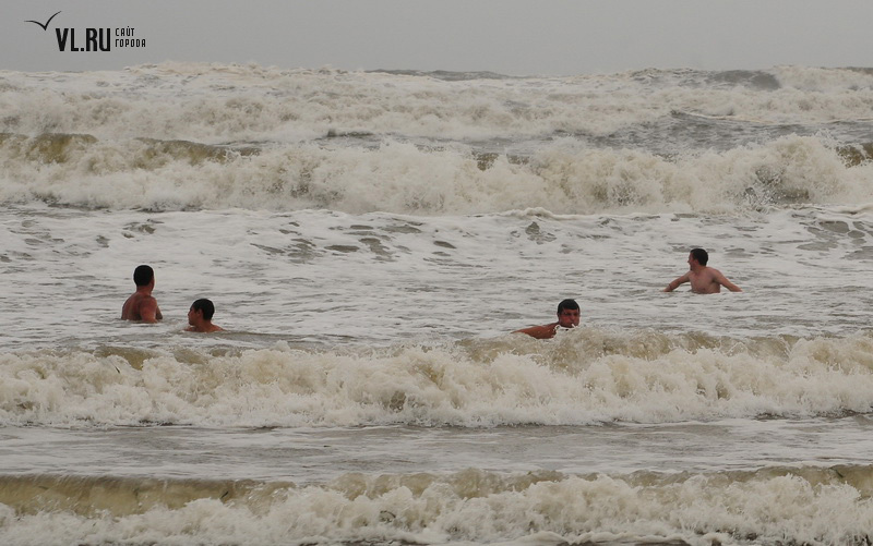 Шторм купание. Купаются в шторм. Купание в море в шторм. Купаться невозможно волны. Дети купаются в шторм.